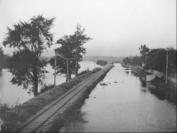 Image showing the Lehigh Valley Railroad between river and feeder canal
