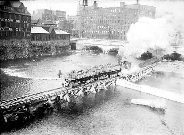 traininriverbed1915e (71K)